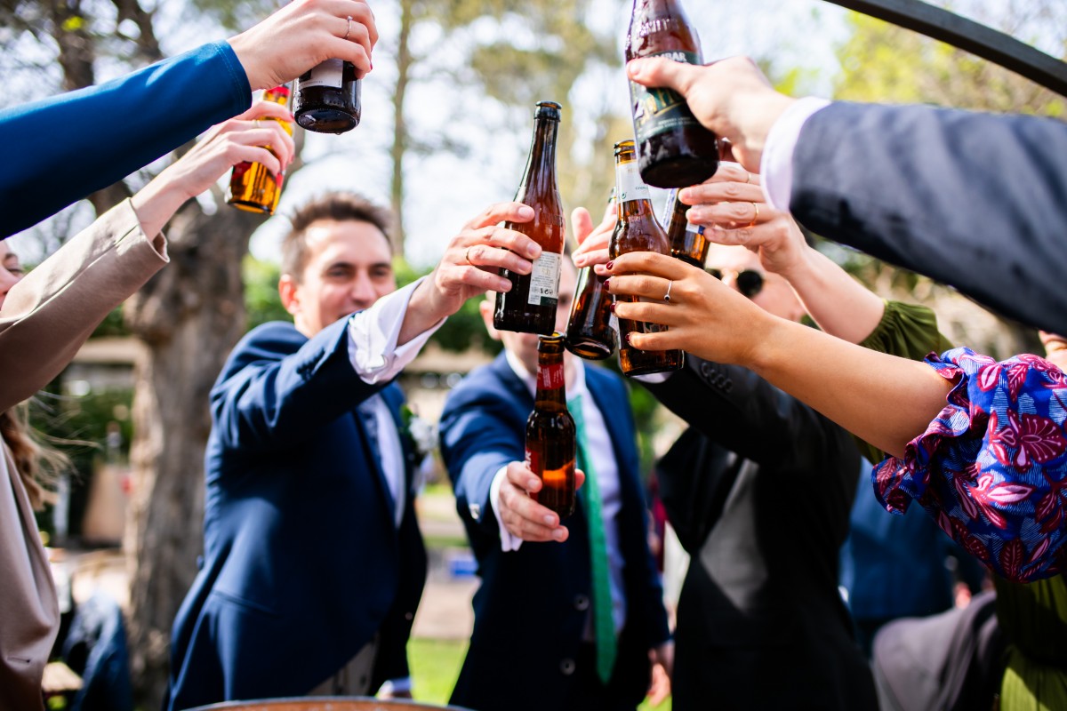 Álvaro e invitados celebrando con cervezas