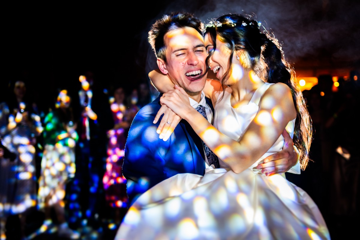 Álvaro sujetando a Inés en el baile de la boda