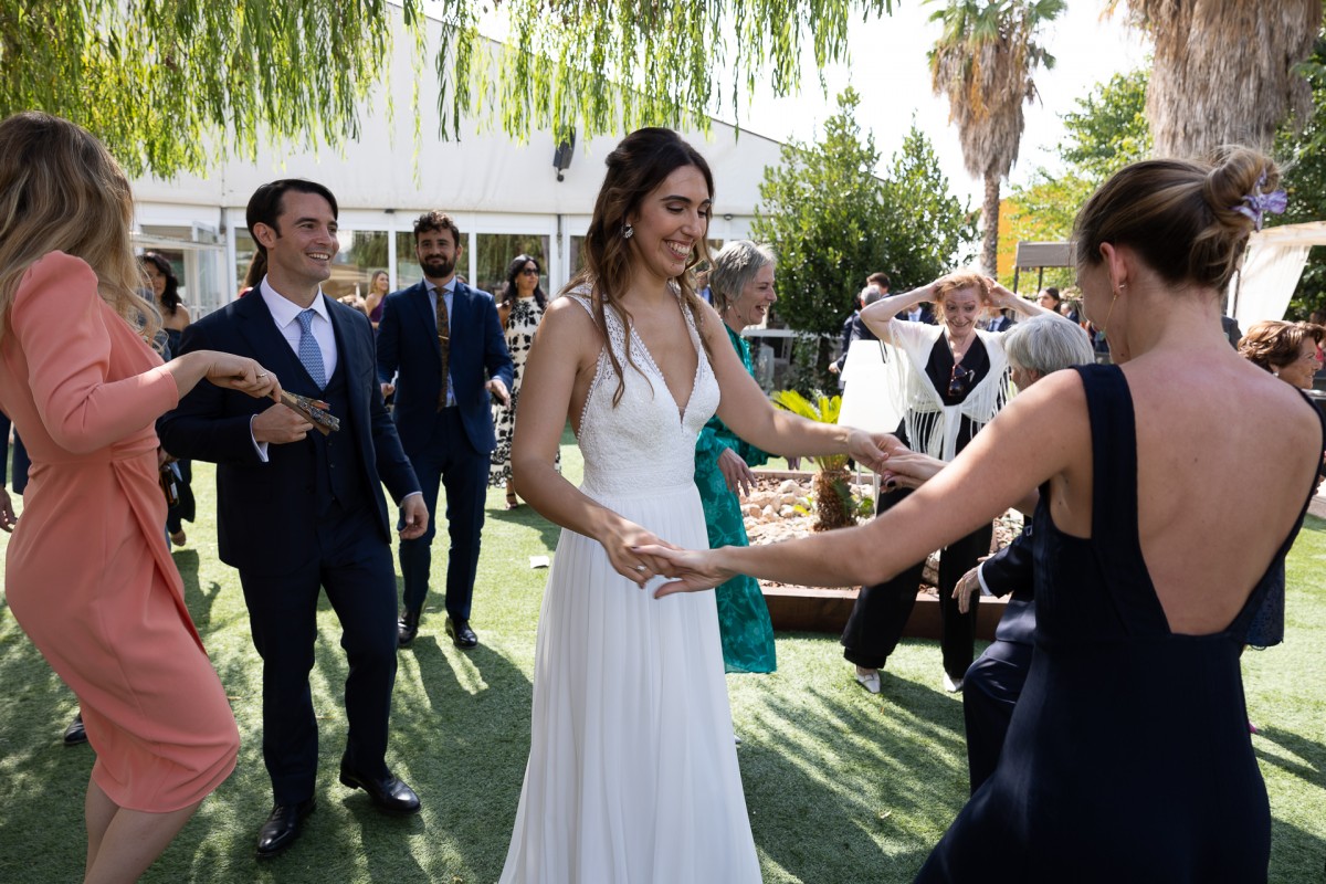 baile de novia con invitados de boda