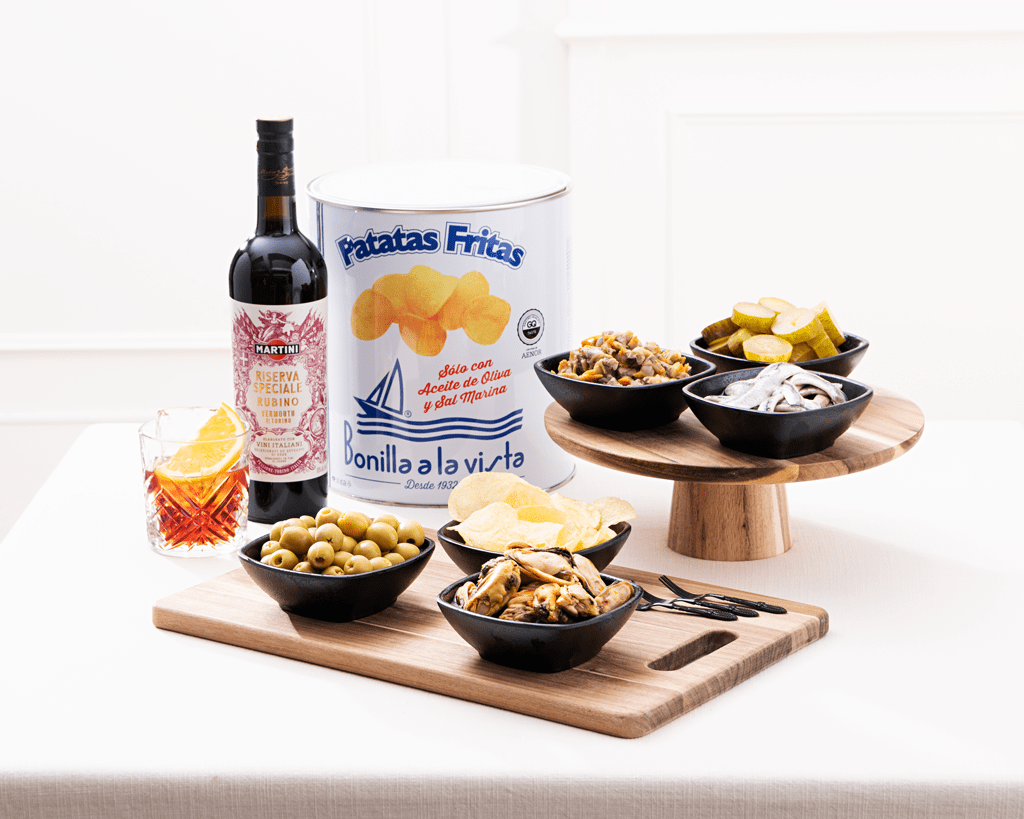 Puesto gastronómico de bienvenida: chips con mejillones, gildas de boquerón, berberechos en ceviche y vermut (Martini Rosso y Bianco, Rubino Reserva Especial y Fiero).