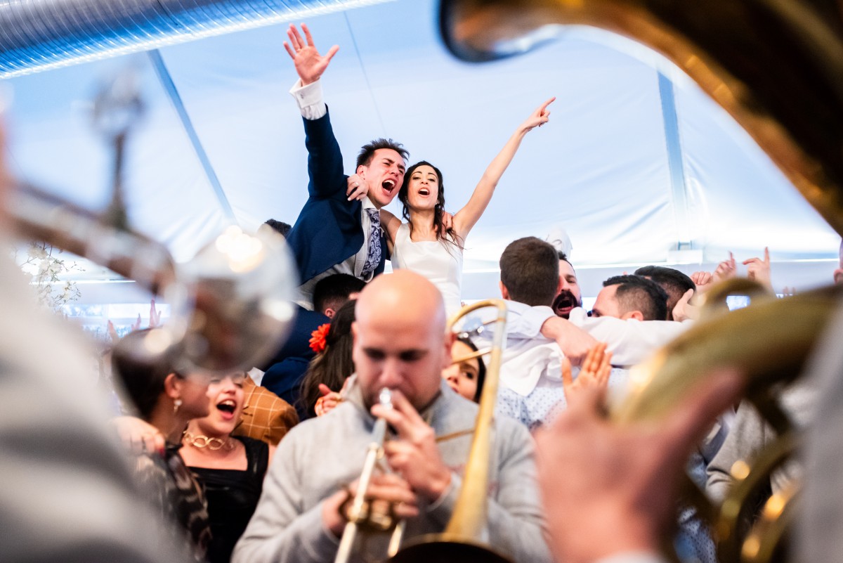 Inés y Álvaro cantando en la boda Inés y Álvaro celebrando con la banda de música de la boda