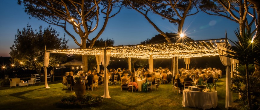 Banquete de boda en verano al aire libre de noche