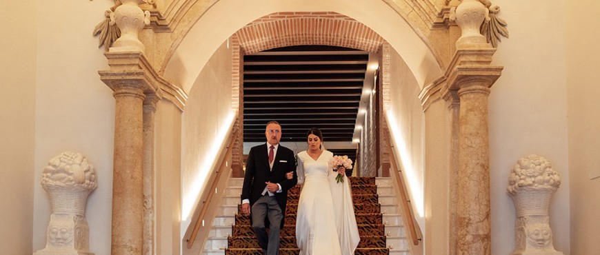 Novia entrando a la Iglesia de la mano del padre