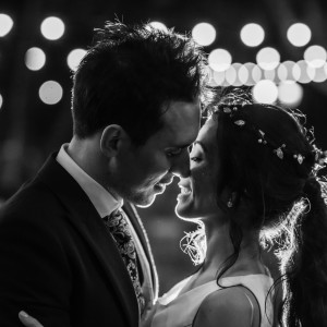 Foto en blanco y negro del beso de los novios