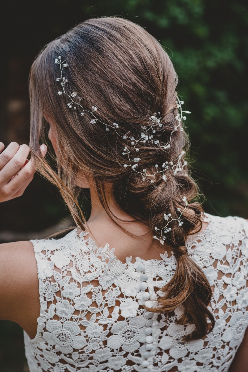 trenza desenfadada con flores silvestres