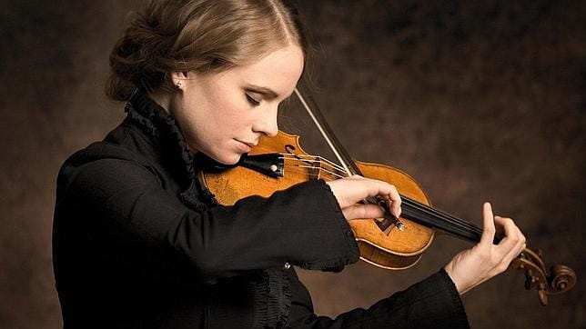 Violinista tocando marchas nupciales clásicas famosas